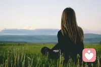 学习心理学的四大目标：

1.提升自我价值

一个人对自己价值的评断、信念或感受决定其内在的力量，学心理学给自己多一些的正向信念和经验，来创造较高的自我价值。

2.成为较好的抉择者

人生就是由一个接一个的选择构成的，选择总是面临取舍，因为人总是会面对资源不够和生命有限的困境，任何选择都有利又有弊，因此产生内在冲突导致内在秩序混乱。

心理学能让你解构自己的内在秩序，并对内在进行优化，明确优先级，从而有一套属于自己的内在价值评判体系，之后人生的路便明晰起来。

3.更加负责任的活着

心理学鼓励人们对他们的内在经验及外在行为更加负责任。

感受、思想及期待都是属于我们的，我们可以驾驭它们。

4.更加一致性趋近于“知行合一”

接触真正的“自己”,激发正向的生命力，自由的看,听、想、感，来代替应该怎样怎样。