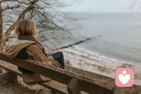 学习心理学的四大目标：

1.提升自我价值

一个人对自己价值的评断、信念或感受决定其内在的力量，学心理学给自己多一些的正向信念和经验，来创造较高的自我价值。

2.成为较好的抉择者

人生就是由一个接一个的选择构成的，选择总是面临取舍，因为人总是会面对资源不够和生命有限的困境，任何选择都有利又有弊，因此产生内在冲突导致内在秩序混乱。

心理学能让你解构自己的内在秩序，并对内在进行优化，明确优先级，从而有一套属于自己的内在价值评判体系，之后人生的路便明晰起来。

3.更加负责任的活着

心理学鼓励人们对他们的内在经验及外在行为更加负责任。

感受、思想及期待都是属于我们的，我们可以驾驭它们。

4.更加一致性趋近于“知行合一”

接触真正的“自己”,激发正向的生命力，自由的看,听、想、感，来代替应该怎样怎样。