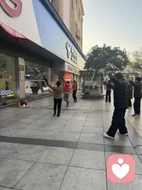 跟著大媽跳舞好好玩，逐日的姑娘，突如其來的低血糖，好心的老板為我打的免費豆漿～Yummy！配圖