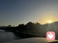 跟著大媽跳舞好好玩，逐日的姑娘，突如其來的低血糖，好心的老板為我打的免費豆漿～Yummy！配圖