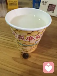 跟著大媽跳舞好好玩，逐日的姑娘，突如其來的低血糖，好心的老板為我打的免費豆漿～Yummy！配圖