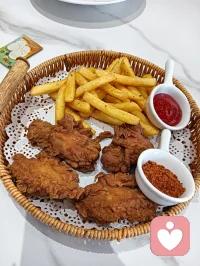 别把情绪逼到角落，难过时就允许自己哭一会儿，焦虑时就停下歇一歇。
情绪不是敌人，它只是在提醒你：该好好关照自己了。