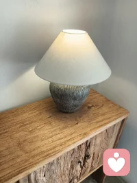@听风：今天风有点急，但你的声音还是像裹着棉花似的软。知道你受委屈了，那些乱发脾气的话就当是沙子，吹过就散了。
 
你总说自己不够有力量，可每次你轻轻开口，连空气都跟着温柔起来。别慌呀，慢慢来，你这样的人，连难过时的调子都带着暖意，怎么会被这点雨打垮呢？
 
等你缓过来，想说话的时候，我一直都在。