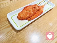 《今天，被这个声音里的男孩戳中了心》
 
今天的咨询是语音连线，听筒里的安静比面对面更让人沉下心。那端的二十岁男孩，声音清透得像初春的风，带着少年特有的柔和，却在开口时总裹着一层小心翼翼的怯意。
 
他慢慢说，13岁起父母的控制像捆住手脚的线，他只能在深夜里找偷偷缓解压力的出口；说自己总盯着身高较劲，对着镜子嫌弃普通的长相，觉得连抬头说话都没底气；说后来身体的变化像一盆冷水，把最后一点少年的勇气也浇灭了，连此刻说话，都怕声音里的慌张被我听出来。
 
他的声音真的很好听，低低的，带着点没完全褪去的少年音，可每说一句，尾音都忍不住发颤，像怕自己的故事不够“体面”，怕我会像别人一样投来异样的眼光。听着听着，我的眼泪突然就掉了下来——多干净的声音啊，本该装着二十岁的鲜活和张扬，却塞满了这么多年的委屈、自卑和无人可说的恐慌。
 
大概是我的沉默里藏了哽咽，他顿了顿，声音里的颤音更明显了，跟着传来轻轻的抽泣声。原来不用对视，不用看见表情，只凭这带着情绪的声音，就能接住彼此的心疼。他哭的不是自己的“不好”，是终于有人能透过这把好听的声音，听懂他藏了七年的难；我哭的不是他的脆弱，是心疼这个本该意气风发的男孩，被生活和自我否定磨掉了太多光亮。
 
挂了电话，听筒里的余温还在。原来语音里的眼泪，和面对面一样滚烫，那是他被看见的开始，也是我们一起往前走的第一步。