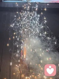 🎆烟花绽放的那一刻，
所有不开心都被照亮、被吹散。
愿我们，在烟火里告别过去，
在温柔里好好生活。配图