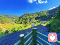 人在低谷的时候 不要乱动 你就坐在那看 看人情冷暖 看人性 看谁离你越来越近 看谁又离你越来越远 你也看自己 看看自己到底能不能 熬过去 人啊 一定要感谢自己 这段时间 你的世界全是真的！