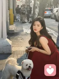 很多时候我们以为的“爱”，是把自己认为好的东西强加给对方，却忽略了对方真正的需求；而“懂”是看见对方的脆弱、别扭和言外之意，是不用费力解释就能被理解的默契。爱需要热情，懂却需要耐心和共情的能力，二者兼具的关系，才是最让人安心的。