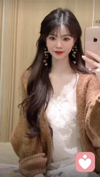 如果你喜欢一个人，那你就主动朝他多走几步。如果他看到你走了过来，却没有要迎接的意思，那你就停下来。双向奔赴的意义大概就是：当你为一个人奋不顾身的时候，他恰好也在热烈地回应。爱不是卑微，不是小心翼翼，是彼此陪伴，相互包容。如果你爱一个人，就好好地去爱，拼尽全力去珍惜。相互迁就才最久远，双向奔赴才有意义。