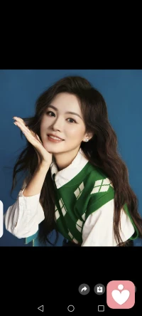 两性交往技巧：在两性交往中，把“懂”落实到细节里，其实就是做好这些具体的小事：认真倾听对方的倾诉，先接住情绪而非急于反驳或给建议，比如对方说“上班好累”时，先回应“这一天确实辛苦啦”，再慢慢聊具体；记住对方随口提起的小喜好、小目标，比如爱吃的零食、想看的电影、在意的纪念日，在不经意间给对方小惊喜；和对方沟通时，遇到复杂的想法记得复述确认，避免靠脑补猜测引发误解。同时，要留意对方的身体语言，比如皱眉沉默时，递杯水、给个安静的陪伴，而不是追着追问“你怎么了”；关注对方近期的优先级，若对方正忙工作或备考，就主动减少打扰，而非强迫对方陪伴自己；还要读懂对方的“隐性需求”，比如嘴上说“不用买礼物”，心里可能期待一份小仪式感，记得在特殊日子准备小惊喜。另外，尊重对方的差异，比如消费观、兴趣爱好不同时，不强行改变对方，而是试着理解和接纳；在对方受挫时，先给予鼓励和支持，而非指责“你怎么这么不小心”；相处中给彼此留足空间，不窥探对方的隐私，不强迫对方分享不愿提及的话题。这些藏在倾听、观察、尊重里的小细节，就是“懂”的最好体现，比直白的“爱”更能温暖人心。配图