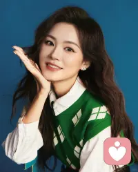 情感课题：爱能治愈片刻，无法治愈一生
 
人在亲密关系里最大的误区，就是把伴侣当成“情绪拯救者”。我们渴望被懂得、被接纳、被坚定、被偏爱，以为一段好的感情，可以填补内心的缺口，抚平过往的伤痕。
 
但真实的情感规律是：别人能照亮你的黑夜，却不能替你长久发光；别人能安抚你的情绪，却不能根除你的内耗。所有的敏感、不安、缺爱、执念、自我怀疑，终究只能靠自己觉察、接纳、放下、重生。情感只能陪你一程，自渡才可以安稳一生。配图