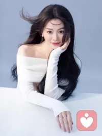 婚姻，性，伴侣，都只是表象，大家内心真正渴望的，是一段能彼此照亮，互相滋养的正向亲密关系，一个能深度对话，真正“看见”你，与你灵魂契合的伙伴。这无疑是人生顶级的奢侈品，可遇不可求，需要极大的福报才能遇见。
其实找个伴侣不难，找个能解决需求的也容易，难得的是走心，是睡了还想一起吃饭，吃饭了还想聊聊天，是欲望褪去后，看见对方的不完美，还觉得好。容易的是上头，难得的是不腻，是话说完了安静的待着也不烦，是两个人待一起了也比一个人更轻松。太多关系，始于需求死于了解，身体近了灵魂远了。这个时代什么都有，就是难得有个人让你安 Sex is scrap, love is a sleeping pill.
性是边角料，爱才是安眠药配图