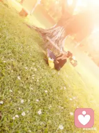 別著急呀，那些讓你輾轉難眠的心事，那些壓得你喘不過氣的壓力，其實都在慢慢過去。你不必總是緊繃著神經，也不用強迫自己立刻好起來。

可以允許自己偶爾偷懶，允許情緒偶爾低落，就像天氣會有陰雨天一樣，你的心情也需要休息。給自己一點時間，一點耐心，慢慢調整，慢慢治愈。你已經很努力在面對生活了，接下來的日子，好好照顧自己，一切都會越來越好的。配圖