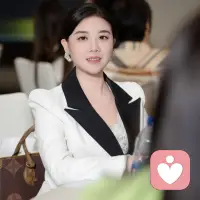 这个世界偶尔像块冷铁,但总有人把自己活成炭火。他们的温柔不是软弱的注脚,而是强大的另一种写法:是泰山崩于前而色不变的定力,是海纳百川却不扬波的胸襟。当你学会用温柔包裹棱角,用慈悲理解不同,便会发现:那些你给予世界的暖意,终会化作星辰,照亮自己的生命之路。毕竟,能让玫瑰在荆棘丛中绽放的,从来不是坚硬,而是懂得在尖锐处种满温柔的智慧。