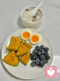 我們常常向往詩和遠方，從而忽略了當下的美好。比如：早起運動跑步??感受運動后大汗淋漓的感覺、早起一頓美美的早餐等等這些常常被我們忽略的日常即是當下的美好。實際上哪有什么事和遠方，當下即是幸福。活在當下，享受當下！早呀，美好的一天又開始啦！配圖