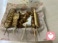 今天第一次吃烧烤下午独自喝了点酒，没敢回家，夜里找了家烧烤摊。店里安安静静的，我早习惯了这样——好像一直都是一个人，没人说话，偶尔会觉得被世界丢下。但也没什么，我还有自己。以前总觉得，烧烤这种热闹吃食该有人陪，现在才懂，身边没朋友、找不到伴，一个人吃也挺好。
微信只用来付钱，QQ登录游戏，日子就这么过着。配图