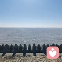 一路走來，萬水千山只為途中與你相遇。山海皆可平，只為那一刻與你相見。我們都要好好的生活。我想起來一首老歌大約在冬季配圖