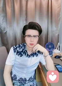 人的初級(jí)快樂(lè)，是肉體的快樂(lè)[呲牙]，是飽暖物欲，中級(jí)的快樂(lè)，是精神的快樂(lè)，那是愛(ài)情、友情、親情、詩(shī)詞歌賦、琴棋書(shū)畫(huà)，游走天下。高級(jí)的快樂(lè)是靈魂的快樂(lè)[呲牙]，那是一種信仰，是奉獻(xiàn)，是付出，是他人因你的存在而快樂(lè)。配圖