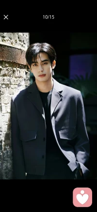 明明想靠近，卻總要裝出無所謂；分明很在意，卻偏要嘴硬說沒關系，這別扭的糾纏，藏著最純粹的心動。配圖