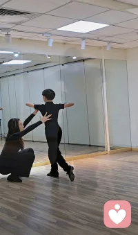 生活需要烟火，人生更需要爱意的点缀，恋爱里那份被滋养、被珍视、被全心呵护的完美感受，是千金难换的精神财富。它让内心变得富足强大，也让我们在打拼事业、经营日常时，始终保有热情与活力，把生活过得温柔又精彩。配图