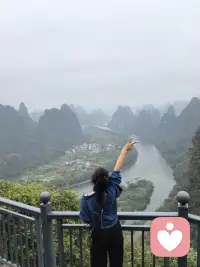 见山是山，见水是水。
初识世界，心随境转，山水只是眼中的客观景物。
见山不是山，见水不是水。
历经世事后，内心有了分别与思虑，
看山水而生情、起念，山水成了心境的投射。
见山只是山，见水只是水。
返璞归真，放下执着与概念，只是纯粹地看见，内心清明自在。配图