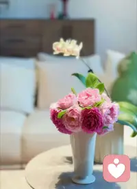 愛自己
每個人的人生中，主角只有一位——你自己。比起從[愛心]【愛自己】[愛心]

每個人的人生中，主角只有一位——你自己。比起從別人身上索取“好”、對別人好，「對自己好」才是我們最應該學會的。

①不要總對自己指指點點，覺得這里做不好，那里不盡人意。每個人都有缺點，愛自己不僅要欣賞自己的優點，也要接納自己的不足，并在此基礎上去改進。

②對自己的認知穩定，不太受外界影響。情緒成熟來源于自我認知的穩定。因為了解自己的價值、優勢、個性，所以不會因為他人隨便一句評價就發生情緒震蕩。

③了解并尊重自己真實的感受和情緒。首先能發現自己的種種情緒，不論是好的還是壞的，而且在負面情緒出現時，不會要求自己假裝大度或虛偽敷衍，能誠實、認真地對待自己的心情，在合適的情況下還會勇敢表達出來。

④關注生活、身體。別在飲食起居方面馬虎，也不要因為忙于工作把鍛煉擱置一旁。有了健康身體，才有其他可能。

⑤降低幸福門檻。力所不及時會充滿焦慮和不甘，試著降低幸福門檻，將清晨的鳥鳴、傍晚的朝陽、同事的善意等，都視為幸福的體現。

愛自己是我們應該為自己一直做的一件事[玫瑰]別人身上索取“好”、對別人好，「對自己好」才是我們最應該學會的。

①不要總對自己指指點點，覺得這里做不好，那里不盡人意。每個人都有缺點，愛自己不僅要欣賞自己的優點，也要接納自己的不足，并在此基礎上去改進。

②對自己的認知穩定，不太受外界影響。情緒成熟來源于自我認知的穩定。因為了解自己的價值、優勢、個性，所以不會因為他人隨便一句評價就發生情緒震蕩。

③了解并尊重自己真實的感受和情緒。首先能發現自己的種種情緒，不論是好的還是壞的，而且在負面情緒出現時，不會要求自己假裝大度或虛偽敷衍，能誠實、認真地對待自己的心情，在合適的情況下還會勇敢表達出來。

④關注生活、身體。別在飲食起居方面馬虎，也不要因為忙于工作把鍛煉擱置一旁。有了健康身體，才有其他可能。

⑤降低幸福門檻。力所不及時會充滿焦慮和不甘，試著降低幸福門檻，將清晨的鳥鳴、傍晚的朝陽、同事的善意等，都視為幸福的體現。

愛自己是我們應該為自己一直做的一件事[玫瑰]