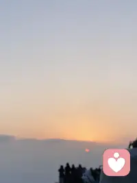 跟谁在一起真的很重要，有的人就像充电器，聊几句就让你满血复活，有的人却像 榨汁机，耗电又伤神，多靠近为你充电的人，饭要和投缘的人吃，话要和同频的人说，情绪很贵 ，要接近让你愉快的人，时间很贵 ，要和懂你的人去相处，心若相知，无言也默契，情若相眷，不语也怜惜。