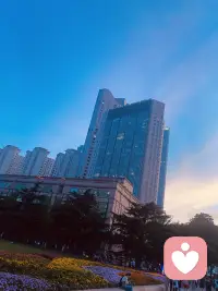 白天假装没事，晚上才敢偷偷难过。
情绪来得静悄悄，走得却很慢。
好像什么都能扛，又好像什么都扛不住。
深夜的安静，最适合消化情绪。
不是不快乐，只是有点累。配图