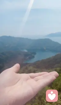 抑郁是一条黑洞，你越是挣扎，越是陷入得更深。你试图寻找光明，但周围却只有无尽的黑暗。你的内心开始变得混乱，感到无助和孤独配图