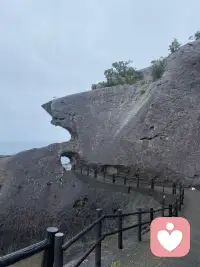 焦虑是心灵的枷锁，解开它，你会发现世界比你想象的更宽广、当焦虑袭来，我感到无力、无助。即便阳光明媚，也无法驱散我心中的阴霾。我试图寻找解决问题的方法，却发现思维已变得迟钝，无法集中精力去思考配图