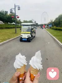 不必强迫自己向阳生长，允许自己偶尔陷在灰暗里发呆。疲惫就放慢脚步，难过就坦然落泪，你的低落从不是矫情。不用追赶别人的节奏，好好接纳脆弱的自己。黑暗只是暂时停靠的港湾，你已经在很努力地撑下去了，再等等，温柔与光亮都会慢慢奔向你