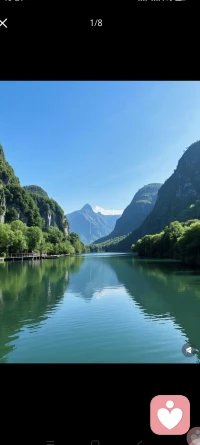 今日分享
心理咨询师如何读懂人心，治愈心灵
一、心理咨询师的专业定位与责任
非评判性陪伴：不评价，不指责，不教育，只提供情感支持与情绪释放空间
精准问题识别：区分哀伤（短期情感困扰）与创伤（长期心理损伤），避免滥用，原生家庭创伤等概念
专业性来自沉淀：1小时咨询背后需投入3小时以上学习与复盘，强调活到老学到老
二、咨询师成长的三个阶段（“看山”三境界）
看山是山（集体意识阶段）
情绪化，逻辑缺失，二元对立，易被社会标签束缚（离异带孩=作）
看山不是山（分化与觉知阶段）学习多学科知识（理学哲学，艺术，绘画等），建立辩证思维，开始区分想法与感受，理解来访者深层需求
看山还是山（整合与合一阶段）形成系统视角，能穿透表象看见本质，达到安全型依恋，情绪稳定，具备“爱人如己”的共情能力
三、心理咨询中的“三个看见”
第一层看见：看见情绪，接纳存在
本质：全然在场，不加评判
表现：允许来访者自由表达情绪，不打断，不教育，不评价
目的：建立安全信任关系，让情绪自然流动
为什么重要？
多数人在生活中不被允许真实表达情绪（如：别哭了，想开一点）的第一层看见是情感容器，让来访者首次体验被完整接纳
第二层看见：看见需求，穿透故事
本质：从事到心，从表象到动机
表现：不听故事内容，而听故事背后的情感线索（如他说的不是分手，而是对自由的渴望）
目的：帮助来访者触碰自己未觉察的深层需求
例子解析
来访者说：我男朋友总是不回消息
表象：男朋友行为
深层：渴望被重视，害怕被抛弃
咨询师的回应：你似乎在这段关系中经常感到不安，好像随时会被丢下
第三层看见：看见自我，唤醒觉察
本质：从他者到本体，从反应到回应
表现：引导来访者区分社会规训下的我应该与内心真实的我想要
目的：推动来访者从无意识受苦转向有意识选择
关键转折
从受害者到责任者
从他让我痛苦，到我为何选择痛苦
从自动化反应到自主性回应
从我一焦虑就找他吵架，到我意识到焦虑时，可以选择先安抚
不替来访者解决问题：是陪伴而非指导，避免替来访者做决定或过度卷入
四、咨询技术的应用示例
意象疗法：语言构建想象空间，帮助来访者与过去和解（想象你还是少年时的模样）
哀伤处理：专注当下情绪释放，不深挖创伤，避免二次伤害
创伤性联结识别：与某些关系分不开的心理机制，但不主动揭露，尊重来访者节奏
五、咨询师的自我修养
自我觉察先行：先清理自身情绪卡点，才能清晰承