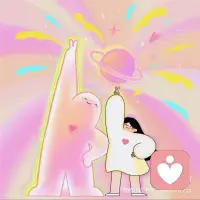 你是不是也經歷過這樣的時刻：
?? 情緒總被外界牽著走，別人的一句話就能讓你郁悶半天。
?? 瘋狂刷手機，停下來卻感到加倍的空虛和疲憊。
?? 渴望安全感，把希望寄托在別人身上，結果卻常常失望。

我曾經也是如此，像個能量漏洞者，直到我學會了 向內筑巢???

我終于懂了那句讓我豁然開朗的話：
當精神的宇宙足夠豐盈，存在本身，便成了風雨不動的殿堂。”

這句話是什么意思？
簡單說就是：你的內心世界，就是你最堅不可摧的房子。??

外面的世界刮風下雨 ???（比如工作的壓力、感情的波折）
但因為你內心這座“宮殿”足夠堅固、足夠明亮
你就能在里面安然自若，甚至點亮一盞溫暖自己的燈。??

那么，如何建造我們自己的「精神宮殿」呢？我親測有效的幾點分享給你：

1?? 高質量「精神投喂」，代替垃圾信息
把睡前刷短視頻的15分鐘，換成聽一節播客、讀幾頁書。??
時間久了，你會發現，談吐、思維和格局，都在悄悄被重塑。

2?? 練習「情緒斷舍離」
不為他人的情緒買單，不糾結于無法改變的爛事。
把你的精神能量，留給那些讓你“怦然心動”的人和事。??
保護自己的能量，是愛自己的第一課。

3?? 享受并投資「獨處時間」
獨處不是孤獨，是和你自己這個“最好的朋友”深度約會。?
去散步、去畫畫、去運動……在這些時間里，你的精神根系正在悄悄變得強壯。

女孩們，請相信
當你開始這樣做
你就會成為自己最強大的依靠。

你不再四處尋找避風港
因為你自己，就是那座最溫暖的殿堂。?

風來迎風，雨來聽雨
內心自有山河壯闊，足以消解世間萬千荒蕪。配圖