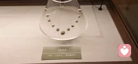 #“触摸”东北7200年前远古的脉搏

    辽沈文明，新乐母系氏族聚落。太阳鸟为图腾，玉珠藏匠心，
这是属于东北大地远古先民的浪漫与信仰。