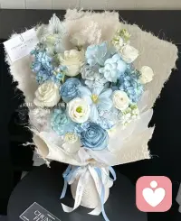 人不自信的根本原因是什么？
具體到一件事來說，建立強大自信的關鍵是明確你現在對什么有自信。然后在此基礎上努力，舉個例子，如果現在沒有信心發表一場精彩的演講，那可以先建立一種可以發表一場糟糕的演講的自信，在沒有能力的時候，降低標準可以快速增強自信，也會激勵人繼續努力提高自己的水平。配圖