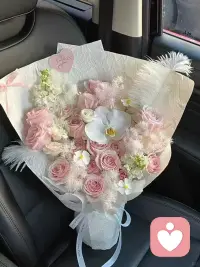 让我们用心去感受，
而不是用眼睛去评判
在这片无限的爱中
找到真正的自己配图
