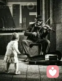 村上春樹說：你要記得那些大雨中為你撐傘的人，幫你擋住外來之物的人，?黑暗中默默抱緊你的人，逗你笑的人，陪你徹夜聊天的人，坐車來看望你的人，陪你哭過的人 在醫院陪你的人，總是以你為重的人，帶著你四處游蕩的人，說想念你的人......是這些人組成你生命中一點一滴的溫暖。是這些溫暖使你遠離陰霾。所以，要有愛。要做個好人，去遇見金子般的真心。請相信，幸運會降臨在最良善的人身上，恰如愛意會包裹最純良的靈魂。愿我們都能成為那個“給擁抱的人”，也能成為“被擁抱的人”。配圖