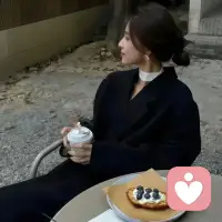 年年歲歲花相似，歲歲年年人不同！不同的是，每年的今天又個(gè)嶄新的自己重生了，擁抱自己，成長(zhǎng)快樂！祝自己42歲生日快樂！配圖