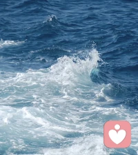 蜡烛的燃烧看似是浪费自己，而对于周围的人来说是照亮是温暖，即便是这样，还是会有诋毁蜡烛的人。所以……看晴亦看轻。配图