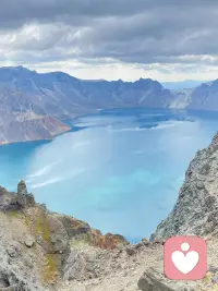 闲暇游走在古书籍中，酣畅淋漓的吮吸来自精神的供养，字句段落之间勾勒出一幅幅画面，在独立思维逻辑推理分析与深度思考里并行，总结归纳的笔痕在纸张上展现出俏影身姿，☕️咖啡的热气烘托着左侧旋窗，温馨的光抚慰着短暂的夜，回归身心与爱好的时光总是如此美好，光阴总是短暂，时间总是缺少，开智开悟之余到了不惑之年，唯独寄情于山水，融通与自然。以学能来秀场，游戏人生～配图