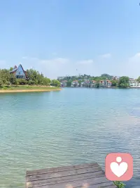 父爱如砖，一砖一瓦总关情。虽然不能随便就给孩子几个小目标，但是深度陪伴让父爱在孩子心中的重量不减分毫。配图