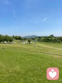 文字是生命的刻痕，只是冷静地记录事实，思考生命的意义。这种克制和理性，比声嘶力竭的控诉更有力量。配图