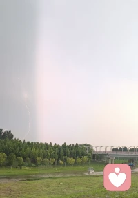 骑行的中途可能是浪漫，也可能是在大桥下避雨，不过也有收获，分享一下。不过在照片和视频里不光有🌩闪电，还拍到了不可言说却真实存在的东西🍀配图