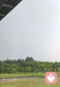 骑行的中途可能是浪漫，也可能是在大桥下避雨，不过也有收获，分享一下。不过在照片和视频里不光有🌩闪电，还拍到了不可言说却真实存在的东西🍀配图