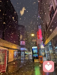忽有故人心上过，回首山河已是冬。他朝若是同淋雪，此生也算共白头。白头若是雪可替，世间何来伤心人。此时若有君在侧，何须淋雪作白头。配图