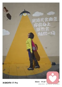 女人最高级的能力：自愈与自乐
 
杨绛曾说：“一个女人的一生，最应该学会的不是挣钱，也不是打扮自己，而是无论遇到多大的人生风雨，都有让自己快乐起来的能力。”
 
深以为然。快乐从不是境遇的馈赠，而是一种向内扎根的能力，是女人一生最珍贵的底气。
 
生活起落无常，风雨从不缺席。有人困于琐事、疲于情绪，被外界左右心情；而内心通透的人，懂得为自己撑伞。不必依赖别人温暖，不用等待生活天晴，学会在细碎日常里自愈：一书、清茶、闲步、独处，微小的美好，足以撑起安稳的内心。
 
赚钱是生存的底气，打扮是外在的体面，这些都是生活的“术”；而取悦自己、安放情绪、稳住心境，才是人生的“道”。物质的满足转瞬即逝，外在的精致抵不过岁月，唯有内心的从容与快乐，经久不衰。
 
真正的成熟，是拥有情绪的选择权。
 
遭遇坎坷，不自我沉沦；面对误解，不纠结争辩；身处孤独，不荒芜自我。不被他人评价裹挟，不被生活苦难消耗，掌控自己的情绪，便是掌控了人生。
 
杨绛先生一生历经风雨，却始终温润从容。她曾写道：“人生最曼妙的风景，竟是内心的淡定与从容。”
 
这份自愈自乐的能力，需要终身修炼。
接纳生活的不完美，接纳自己的平凡与疲惫；守住情绪的边界，不内耗、不纠结；学会精神自给自足，独处丰盈，安然自渡。
 
人这一生，世事难遂人意，风雨无可避免。
外界可以乌云密布，内心可以永远晴空万里。
能随时把自己从疲惫和低谷里捞出来，好好生活、好好爱自己，便是女人最高级的通透与修行。