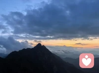 登山跟度人生一樣，找到合適的心率節奏，身體舒適的狀態，一步一步緩慢前行，不為登頂，踏實的每一步，都在向頂而行。
舒適的狀態，走的更遠，人生這場馬拉松，也不急于一時。一直前行，哪怕龜速，也會在適時領先，找到合適的生活節奏和狀態，健康快樂的好好生活。
感受微風拂面，看樹葉搖動，月兒掛上樹梢。不急不緩，不匆匆而去，感受生命賦予的美好的此時此刻。
去愛，去體驗，去生活，去享受自我呈現的生命，去更好的活著…
                     
                           溫馨碎念 2025.11.13配圖