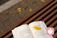 淚失禁不是矯情，更不是懦弱，只是情緒波動時身體的自然反應，和有人緊張會手抖、臉紅一樣正常，那些誤會你的人，只是沒理解這種情緒表達方式而已。“我特別懂那種明明不想哭，眼淚卻不受控的委屈——好像話還沒說清楚，就先被‘眼淚’定義了。但你要知道，能輕易被眼淚牽動情緒，其實也說明你心里特別軟、特別敏感，這不是缺點，是你感知力強的樣子。下次再這樣，要是想停下來，我可以陪著你慢慢說；要是不想停，也沒關系，我在這兒等著，等你哭完咱們再聊?！迸鋱D