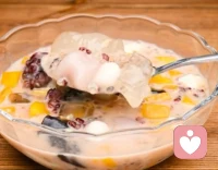 今天在碗里捞到了两颗黏在一起的红豆，像极了那些没说出口的“我需要你”。如果你也刚好需要一个能装下心事的角落，来碗红豆西米露吧，我听你说。