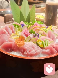 碰杯的声音真好听，像把开心的事敲得更响，也像把难过的事轻轻接住。其实我们喝的不是酒，是有人愿意停下来，听你把日子慢慢说的温柔。