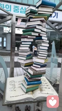 对于离过婚的女人，有时候一见钟情未必是好事情
一见钟情是什么意思？
就是，一个人让你激起内心千种强烈的情绪。
这可不是什么好事情。
有时候，甚至是有杀伤力的事情。

一见钟情，可能是内心缺失的吸引，
内心有创伤（如被抛弃、不被认可、缺乏安全感）的人，
内心常有一个“空缺”或一个“受伤的小孩”。
我们渴望从一个人眼中看到一个“被珍视、被深爱、完整无缺”的自己。
有时候，某个人肯定的眼神或举动，
可能瞬间填补了多年来的自我怀疑和匮乏感，
这种感觉极具冲击力，容易被误认为灵魂的共鸣。

一见钟情，也可能是我们遇到一个看似拥有我们自身所缺失特质的人，
比如：一个非常自卑的人遇到一个极度自信的人，
我们会瞬间将内心所有对“完美爱人”的想象投射到对方身上。
对方成了一个承载我们拯救梦想的“符号”。